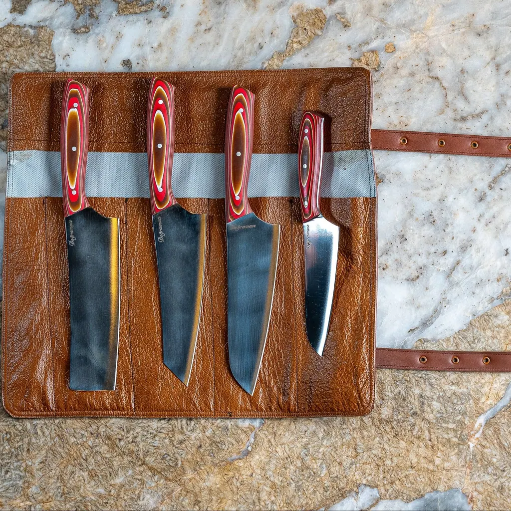 Dört Doğramacı bıçağı açılmış deri rulo çantada, mermer üstünde