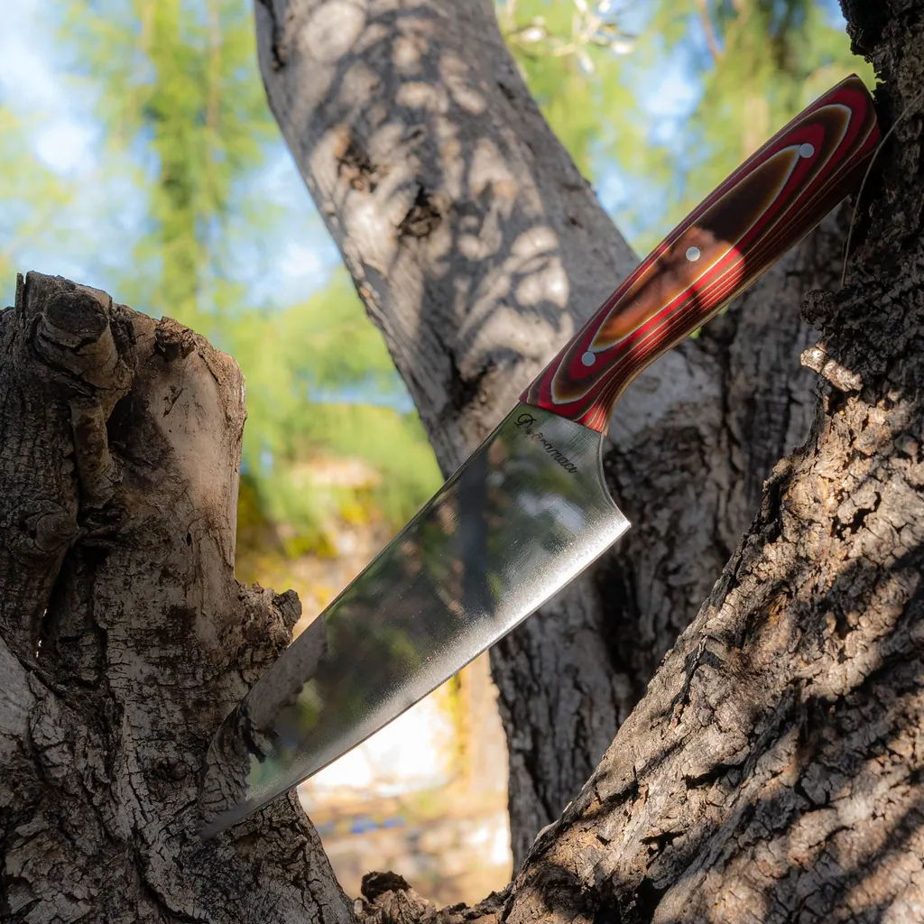 Doğramacı Santoku bıçağı zeytin ağacının gövdesinde