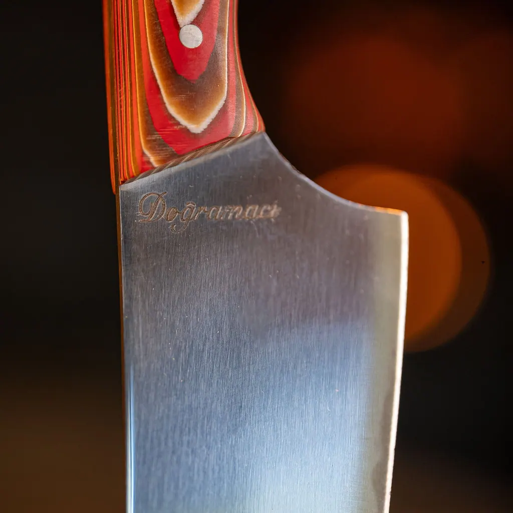 Santoku bıçağının ağzı ve 'Doğramacı' imza kazıması yakından