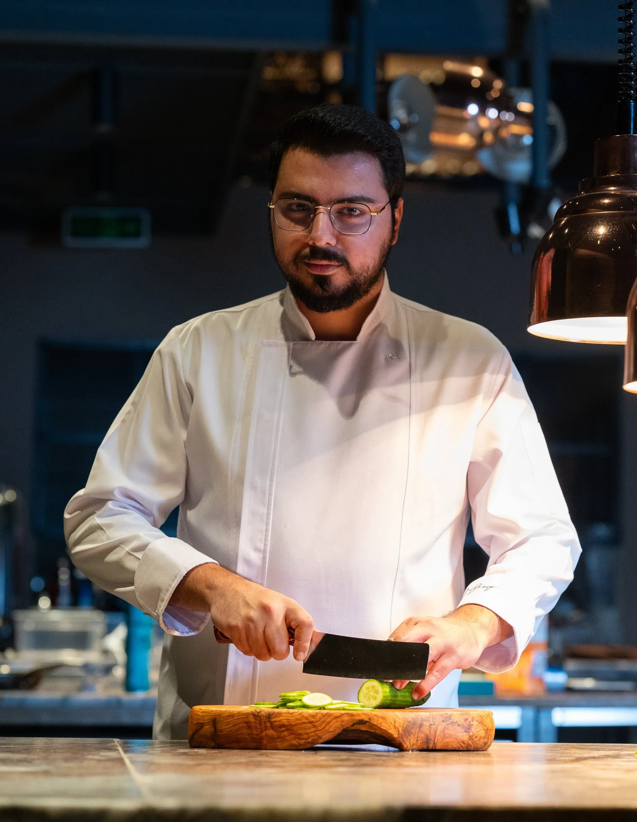 Serhat Doğramacı tezgâhta sebze doğruyor